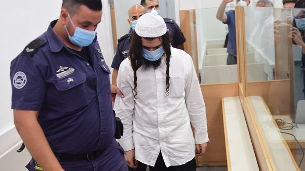 18 yaşındaki bebek de dahil olmak üzere üç kişi öldürmekten suçlu bulunan Amiram Ben-Uliel'in mahkemeye gelişi 18 yaşındaki bebek de dahil olmak üzere üç kişi öldürmekten suçlu bulunan Amiram Ben-Uliel'in mahkemeye gelişi