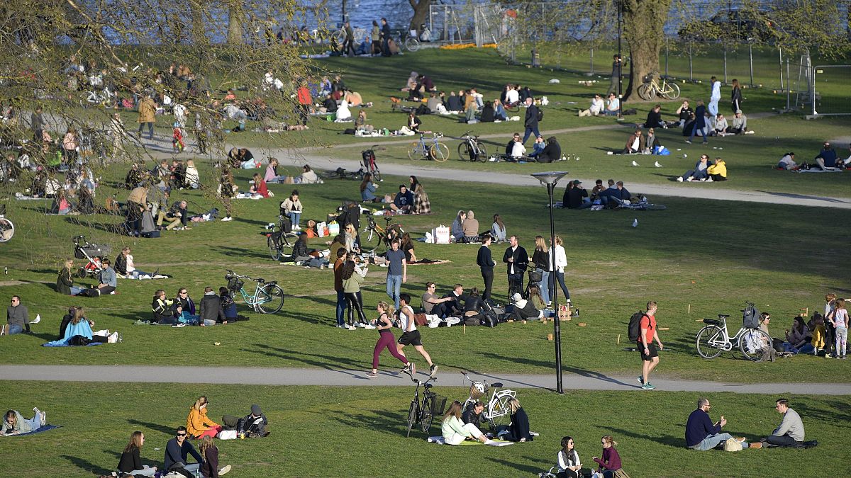 İsveç'te koronavirüse rağmen halk nisan ayında parklardaydı