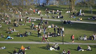 İsveç'te koronavirüse rağmen halk nisan ayında parklardaydı