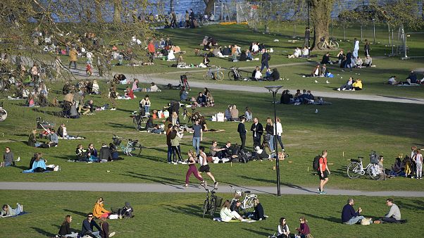 İsveç'te koronavirüse rağmen halk nisan ayında parklardaydı İsveç'te koronavirüse rağmen halk nisan ayında parklardaydı