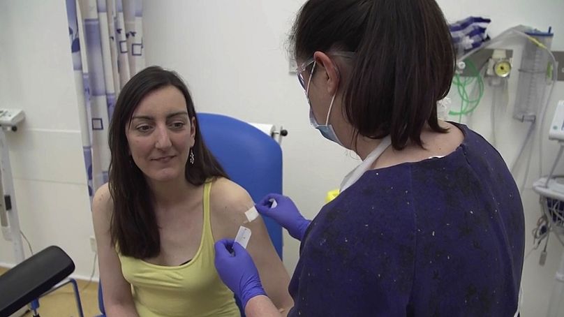 La microbióloga Elisa Granato siendo inyectada como parte de las primeras pruebas en humanos en el Reino Unido para una potencial vacuna contra el coronavirus, Inglaterra, el 23 de abril de 2020.