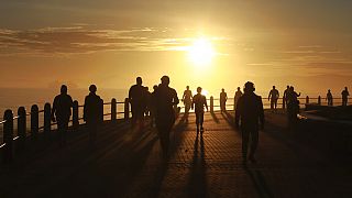 Güney Afrika'nın Cape Town kentinde güneşin doğuşuyla birlikte spor yapan insanlar