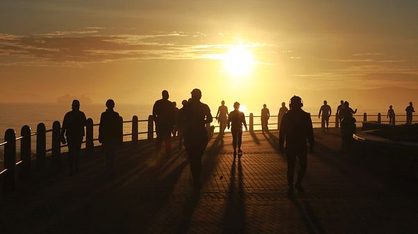 Güney Afrika'nın Cape Town kentinde güneşin doğuşuyla birlikte spor yapan insanlar Güney Afrika'nın Cape Town kentinde güneşin doğuşuyla birlikte spor yapan insanlar