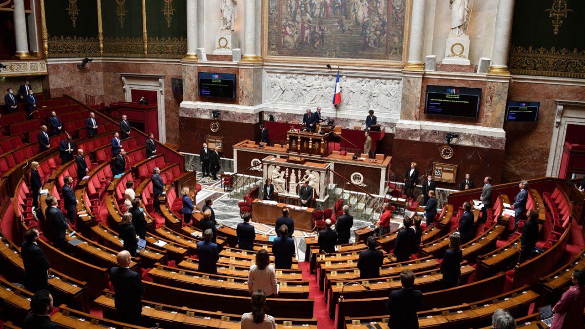 حزب ماكرون يخسر غالبيته المطلقة في البرلمان الفرنسي بعد تشكيل كتلة جديدة