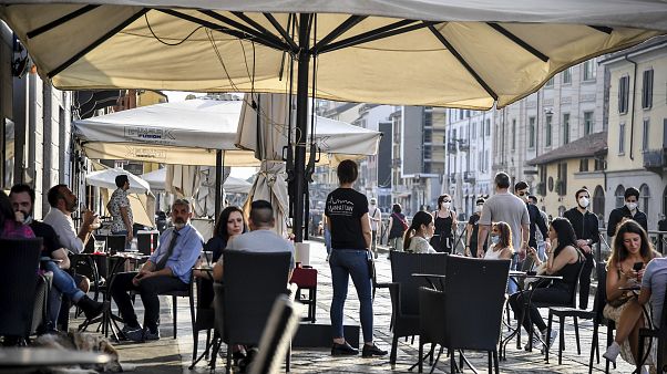 Personas sentadas en un café en Milán, Italia, el lunes 18 de mayo de 2020. Personas sentadas en un café en Milán, Italia, el lunes 18 de mayo de 2020.