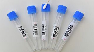 أنابيب لجمع العينات لاختبارات فيروس كورونا