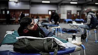 Un réfugié dans le gymnase Jean Jaurès à Paris après que le camp dans lequel il vivait a été évacué, le 29 mars 2020