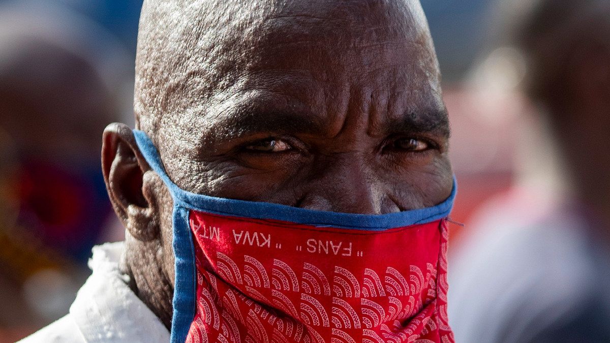 Um homem proteje-se da epidemia em Tembisa, Joanesburgo, África do Sul