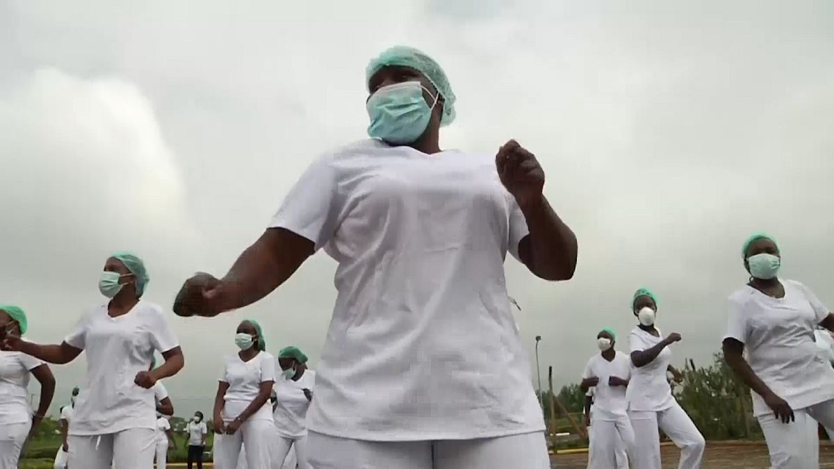 پرستاران کنیایی برای تقویت روحیه زومبا می‌رقصند