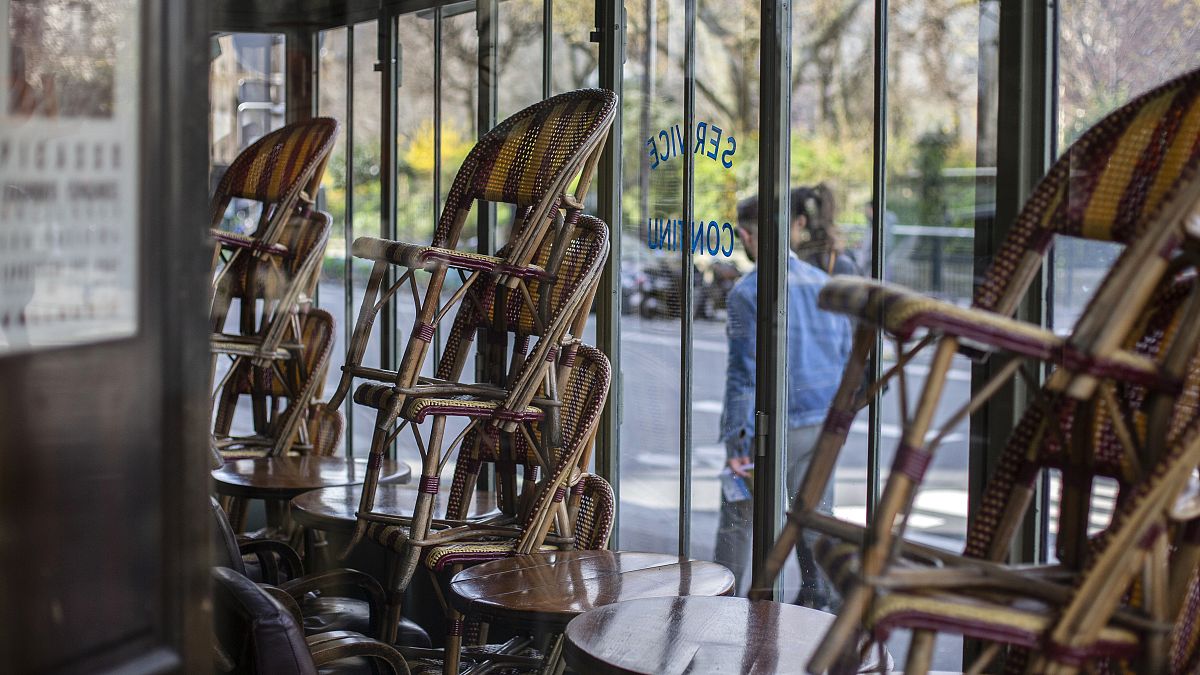 شاهد: الكراسي الفارغة.. طريقة أصحاب مطاعم باريس للتعبير عن قلقهم