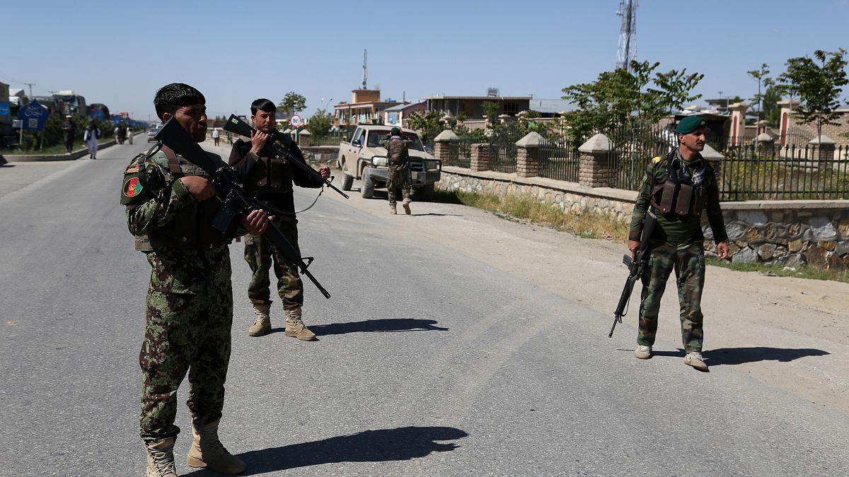 قوات الأمن الأفغان  بالقرب من موقع انفجار سيارة مفخخة