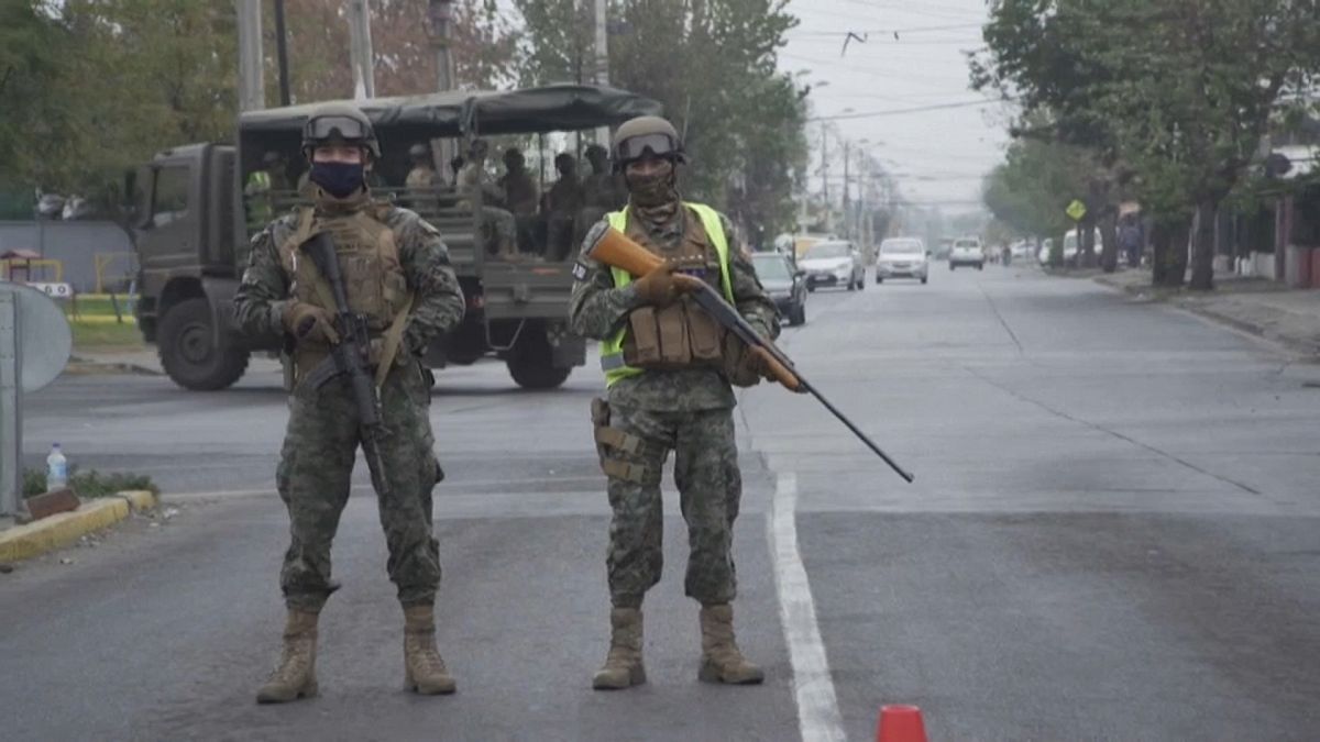 Soldados armados patrullan en Santiago de Chile
