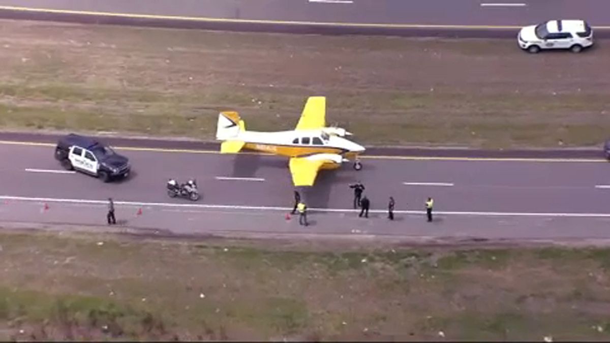 Легкомоторный самолёт приземлился на автостраду