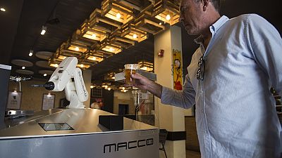 Robot csapolja a sört egy sevillai kocsmában
