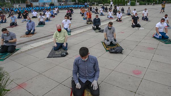 Gläubige auf dem Skanderbeg-Platz in Pristina beim Gebet Gläubige auf dem Skanderbeg-Platz in Pristina beim Gebet