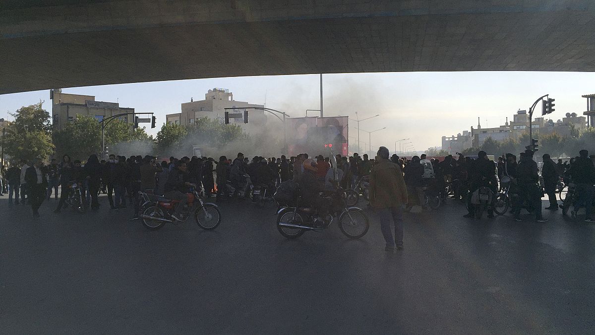 معترضان به افزایش قیمت بنزین در ایران- آبان ۱۳۹۸