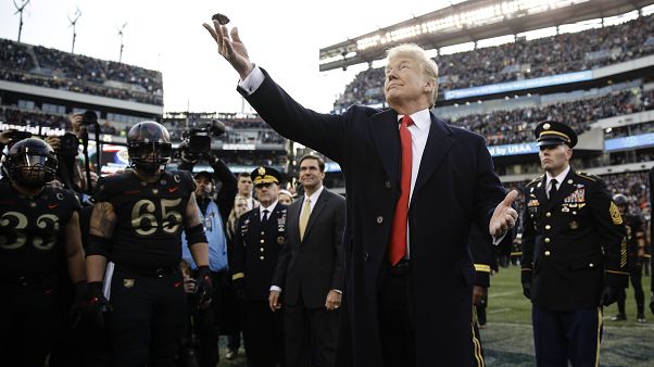 ABD Başkanı Donald Trump yazı-tura atarken ABD Başkanı Donald Trump yazı-tura atarken