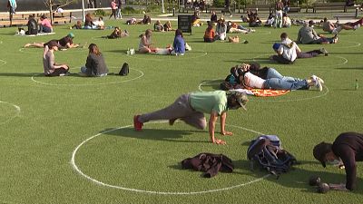ABD: Parkta sosyal mesafeyi korumak için çimler üzerine daireler çizildi