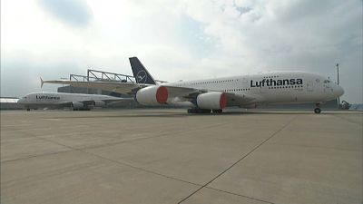 Zwei A380 der Lufthansa am Boden.