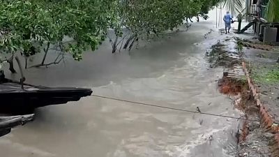 شاهد: الهند تتلقّى ضربة من أقوى إعصار يتشكل في خليج البنغال
