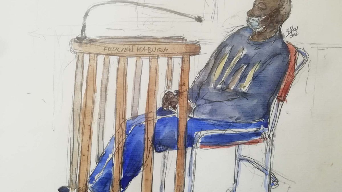 يُظهر هذا الرسم فيليسيان كابوغا،  كما ظهر علنا ​​لأول مرة في محكمة الاستئناف في باريس، 20 مايو 2020