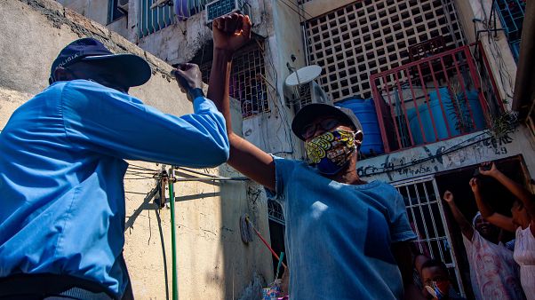 Habitantes de Luanda durante a pandemia de covid-19 Habitantes de Luanda durante a pandemia de covid-19