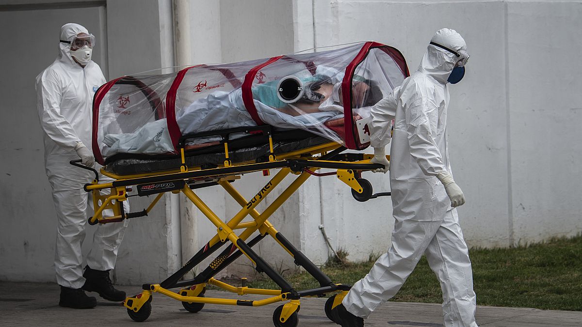 المسعفون الطبيون ينقلون مريضًا يشتبه في إصابته بفيروس كورونا المستجد مستشفى في المكسيك