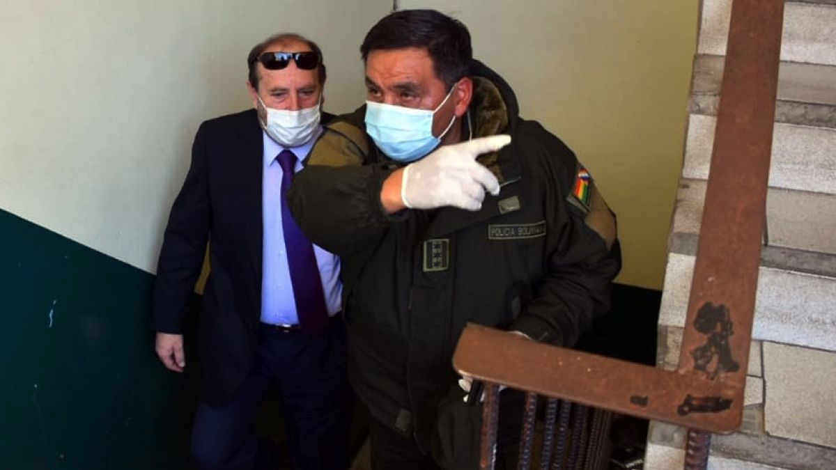 وزير الصحة البوليفي مع قائد القوات الخاصة لمكافحة الجريمة