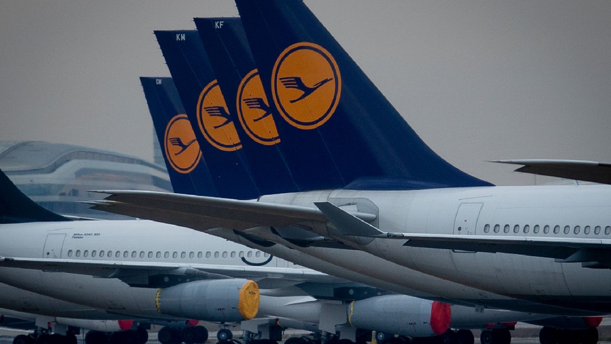 طائرات تابعة لشركة طيران لوفتهانزا الألمانية متوقفة على مدرج في مطار فرانكفورت بألمانيا 4/5/2020