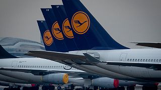 طائرات تابعة لشركة طيران لوفتهانزا الألمانية متوقفة على مدرج في مطار فرانكفورت بألمانيا 4/5/2020