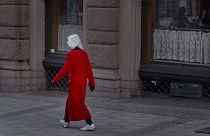 Una anciana pasea por una calles de Estocolmo