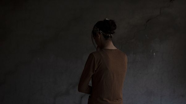 IŞİD militanlarınca kaçırılan ve seks kölesi olarak kullanılan Ezidi kadın. Bir zamanlar Bağdadi'nin yanında tutulmuş ardından Bağdadi tarafından birine 'hediye' edilmişti IŞİD militanlarınca kaçırılan ve seks kölesi olarak kullanılan Ezidi kadın. Bir zamanlar Bağdadi'nin yanında tutulmuş ardından Bağdadi tarafından birine 'hediye' edilmişti