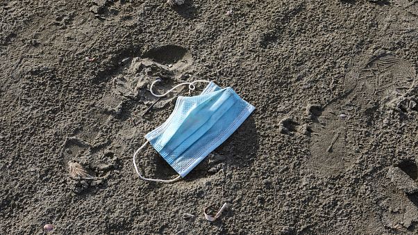 Un masque de protection jeté sur la plage de Finikoudes à Chypre, le 4 mai 2020. Un masque de protection jeté sur la plage de Finikoudes à Chypre, le 4 mai 2020.