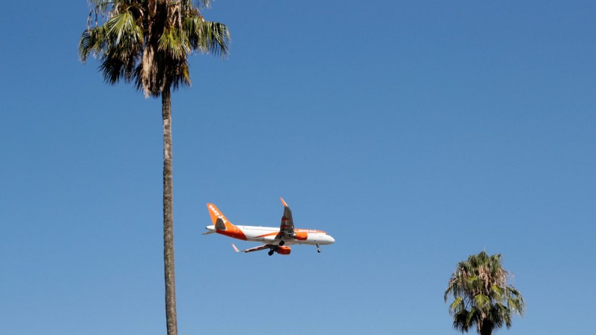 Un aereo Easyjet nei cieli portoghesi, estate 2019