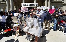 ABD'de yasağa uymadığı için lisansını kaybeden berbere destek protestosu