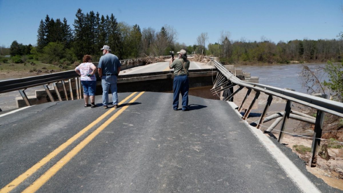 انهيار سد إيدينفيل في مقاطعة ميدلاند نتيجة هطول كميات كبيرة من الأمطار 