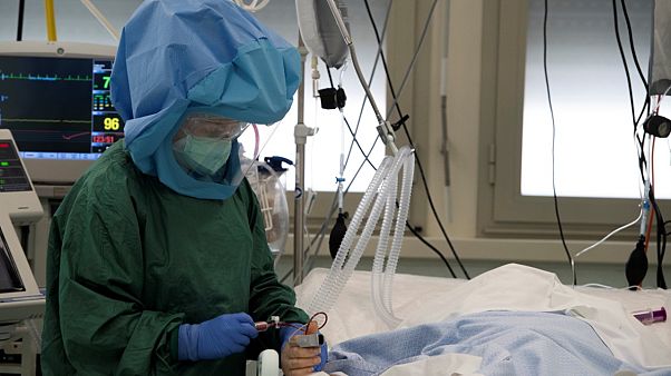 Une soignante porte un équipement de protection à l'unité de soins intensifs Tor vergata à Rome, le 12 mai Une soignante porte un équipement de protection à l'unité de soins intensifs Tor vergata à Rome, le 12 mai