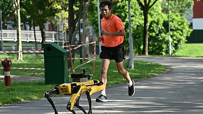 Robotkutya felügyeli a rendet egy szingapúri parkban