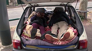 Una familia viviendo en un coche en Lyon, Francia