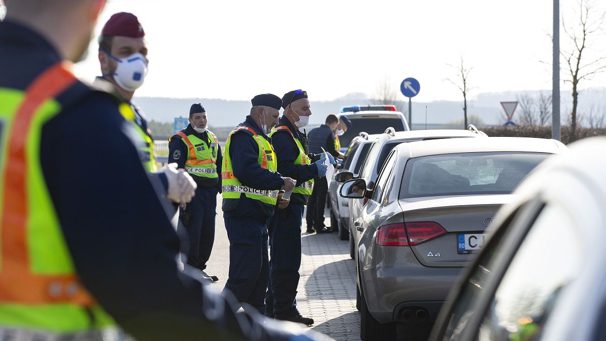 Rendőrök ellenőriznek beérkező autósokat a magyar-szlovén határ közelében, az M70-es sztráda csörnyeföldi pihenőjénél 