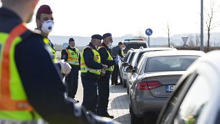 Rendőrök ellenőriznek beérkező autósokat a magyar-szlovén határ közelében, az M70-es sztráda csörnyeföldi pihenőjénél