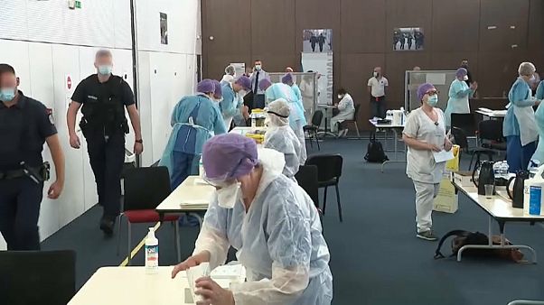Policías de Lille se someten a una prueba para detectar si están infectados Policías de Lille se someten a una prueba para detectar si están infectados