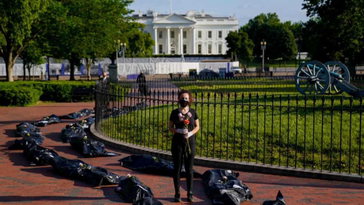 احتجاجاً على إدارة الرئيس ترامب لأزمة كورونا، وضع متظاهرون أكياس فضلات بها أجساد وهمية لضحايا كورونا، أمام البيت الأبيض