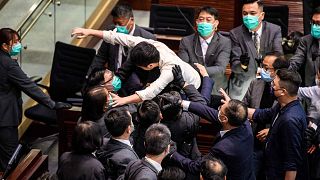 اشتبكات داخل الهيئة التشريعية في هونغ كونغ إثر انتخاب مشرع مؤيد لبكين رئيساً للجنة رئيسية في البرلمان- 18 مايو 2020
