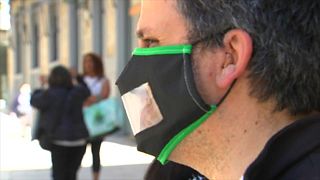 Covid-19: Schutzmasken mit Sichtfenster - für gehörlose Lippenleser