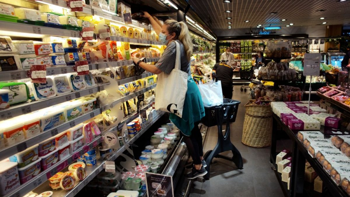 Clienti in un supermercato di Ankara, Turchia