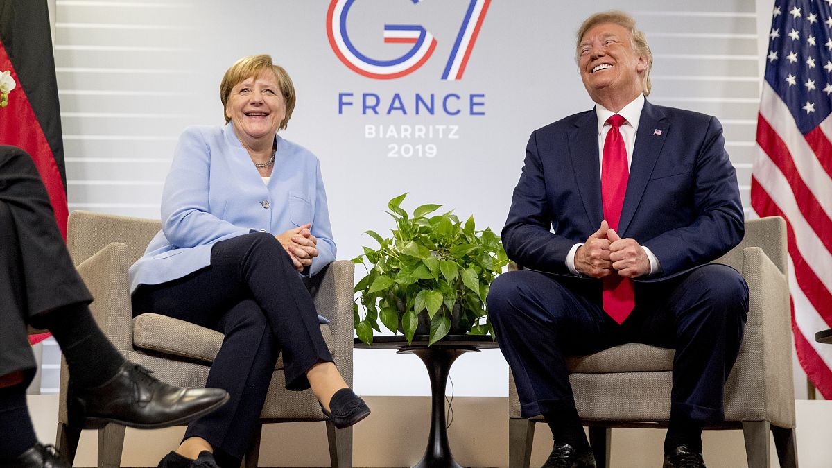 ترامب خلال لقاء جمعه بالمستشارة الألمانية أنغيلا ميركل في فرنسا العام الماضي خلال قمة جي 7