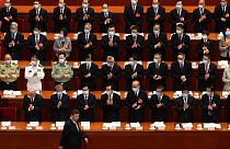 I delegati applaudono l'arrivo del Presidente Xi Jinping al Congresso Nazionale del Popolo cinese, a Pechino