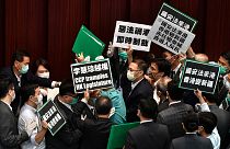 Des élus pro-démocratie protestant contre la tentative de Pékin de restreindre les libertés dans l'ancienne colonie britannique, Hong Kong le 22 mai 2020.