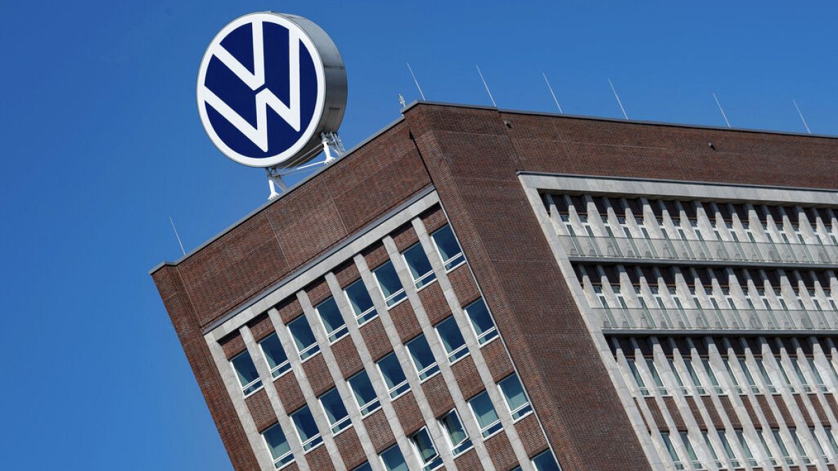 A Volkswagen irodaháza a cég székhelyén, Wolfsburgban 2020. április 27-én